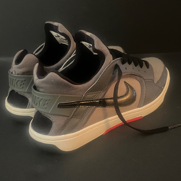 Nike Huarache Running Shoes. Gray with Red Women’s size 8. - Picture 6 of 12